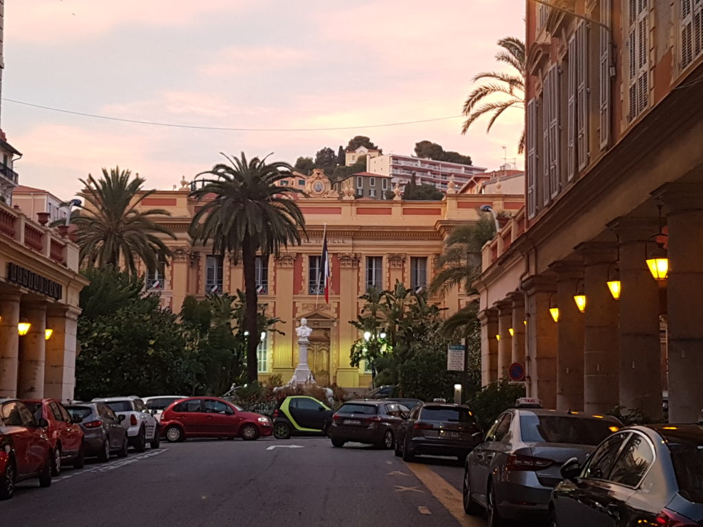 Rue piétonne ville de Menton