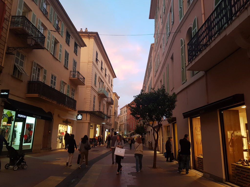 Rue piétonne ville de Menton